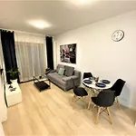 Exclusive 2br! In Center +netflix +gym *