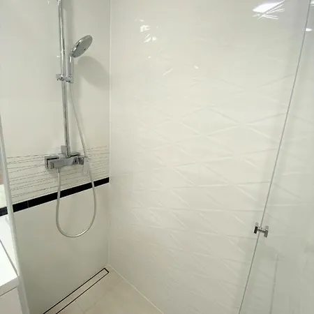 Exclusive 2br! In Center +netflix +gym Apartment