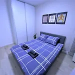 Exclusive 2br! In Center +netflix +gym *