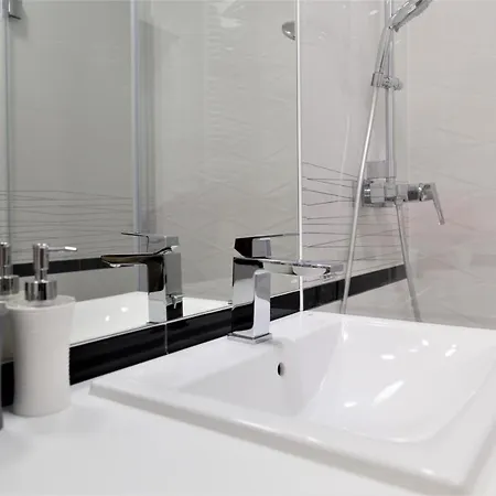 Exclusive 2br! In Center +netflix +gym *