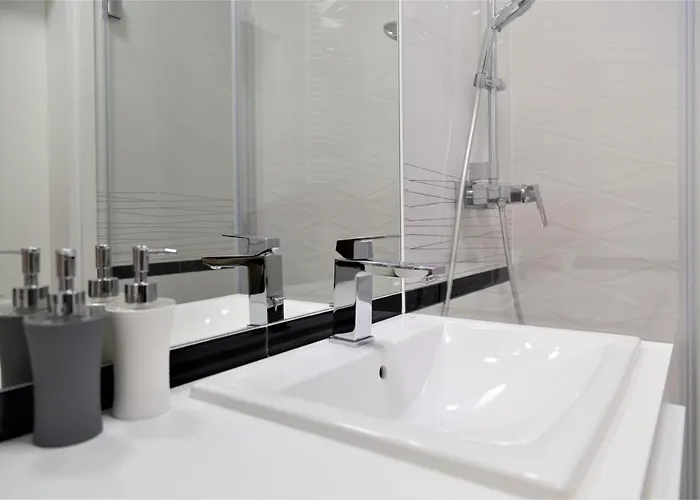 Exclusive 2br! In Center +netflix +gym *