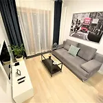 Exclusive 2br! In Center +netflix +gym דירה *