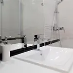 Exclusive 2br! In Center +netflix +gym *