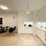 Exclusive 2br! In Center +netflix +gym דירה *